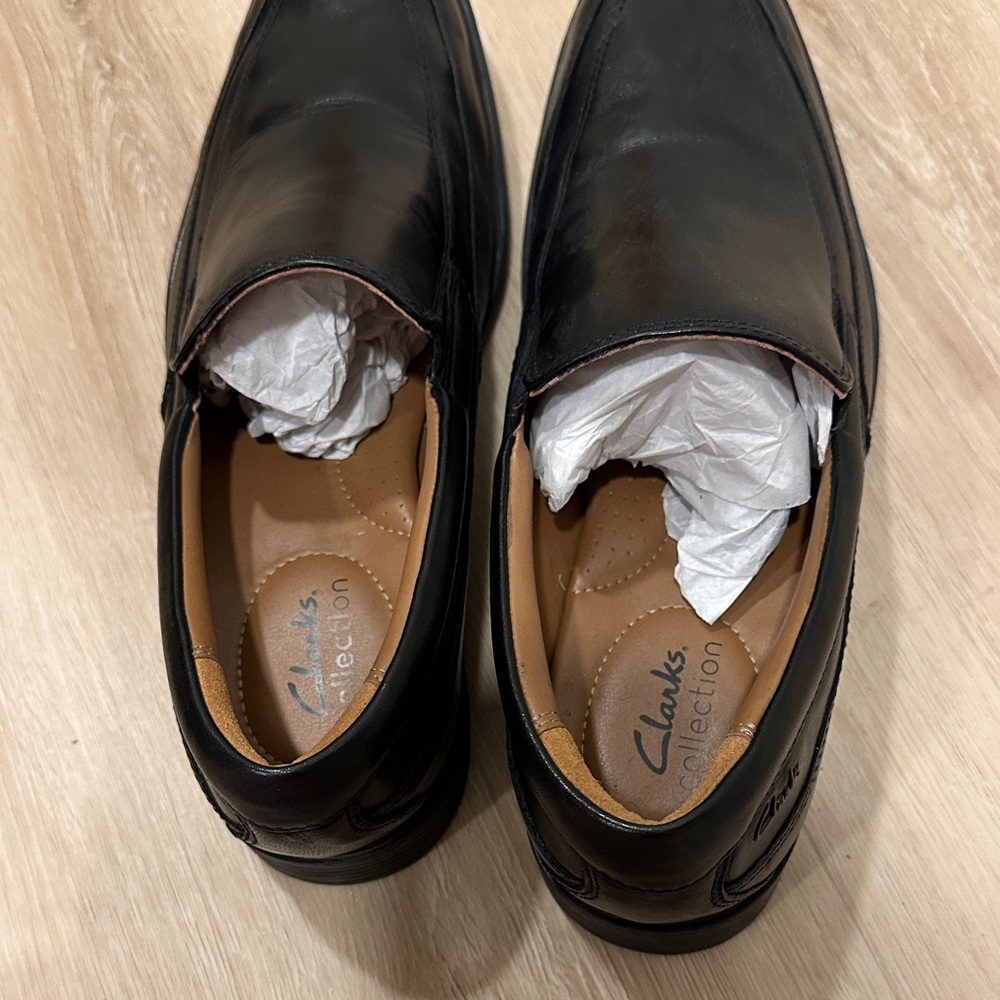 Clarks Men's 9.5 Black Classic Black Slip-On Loafers - Picture 2 of 8